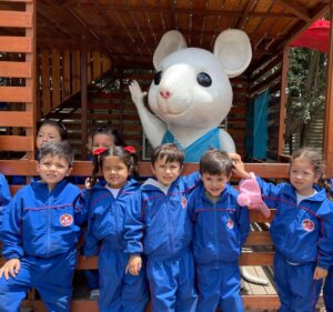 niños en jardin infantil